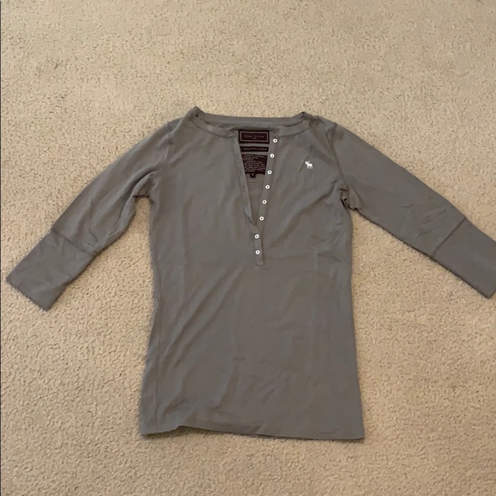 Quarter sleeve button up top
